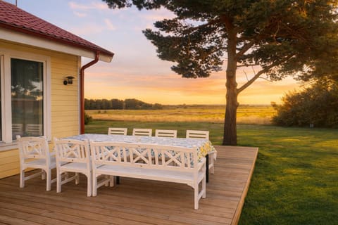 Property building, Patio, Garden, Balcony/Terrace, Dining area, Garden view