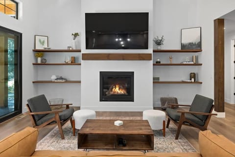 Old Grove Retreat in Suncadia- Gourmet Kitchen, Hot Tub, BBQ, Firepit, Outdoor Seating, Smart TVs, Hi-speed Wi-Fi House in Ronald