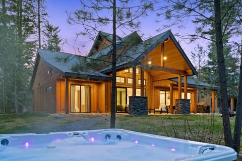 Property building, Night, Hot Tub, Garden view