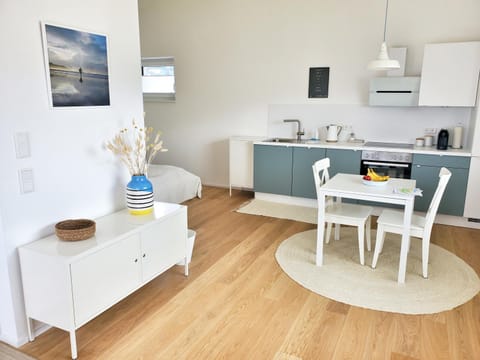 Coffee/tea facilities, Kitchen or kitchenette, Dining area, oven, stove