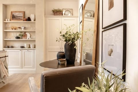 Kitchen or kitchenette, Seating area