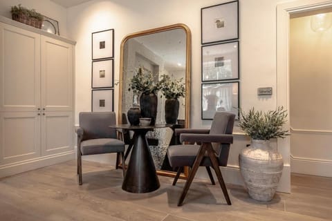 Seating area, Dining area