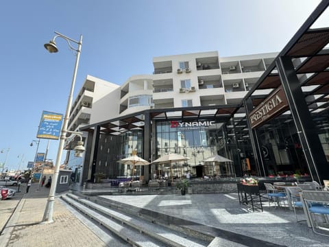 Property building, Restaurant/places to eat, Day, City view, Location, Parking