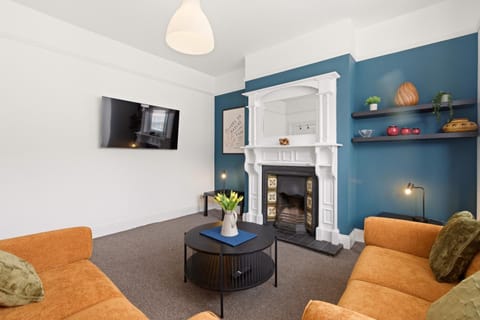 TV and multimedia, Kitchen or kitchenette, Living room, Seating area