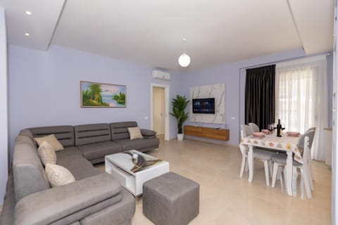 TV and multimedia, Living room, Seating area, Dining area, air conditioner