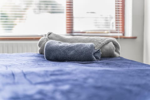 Bed, Bedroom, towels