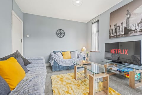 Communal lounge/ TV room, TV and multimedia, Living room, Seating area