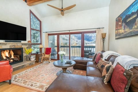 TV and multimedia, Living room, Seating area, Evening entertainment, fireplace