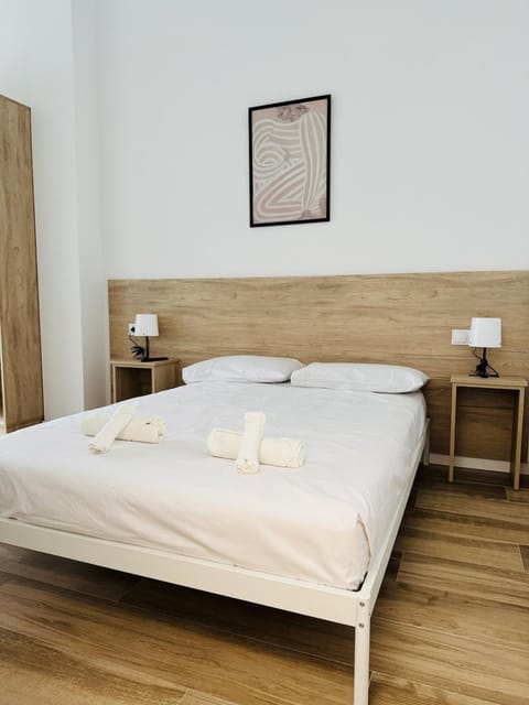 Bed, Bedroom, towels