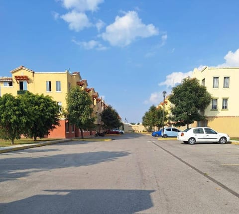 Property building, Off site, Day, Neighbourhood, Street view, Location, Parking