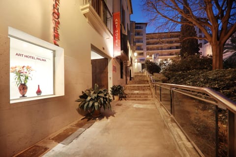 Facade/entrance