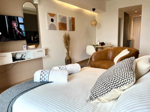 Bed, TV and multimedia, Photo of the whole room, Bedroom