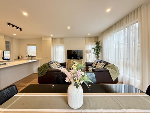 TV and multimedia, Kitchen or kitchenette, Living room, Seating area