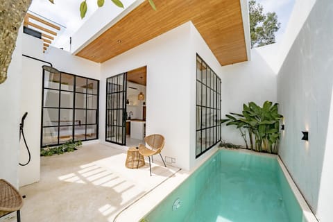 Property building, Pool view, Swimming pool, Swimming pool, sunbed