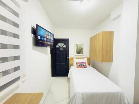 Bed, TV and multimedia, Photo of the whole room, Bedroom, wardrobe