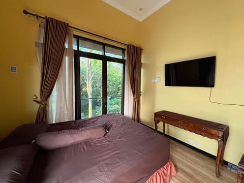 Bed, TV and multimedia, Bedroom