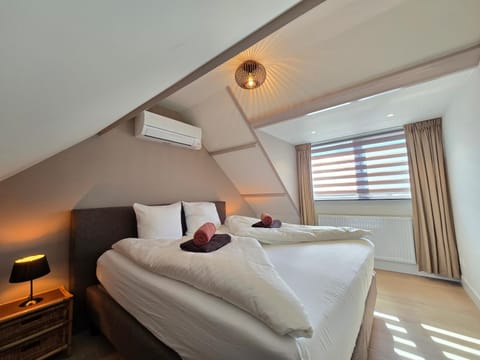 Bedroom, air conditioner