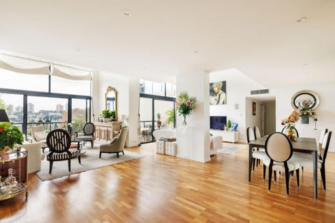 TV and multimedia, Living room, Seating area, Dining area