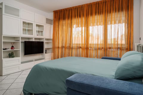 Communal lounge/ TV room, Bed, TV and multimedia, Living room, Photo of the whole room, Seating area, Evening entertainment, Bedroom