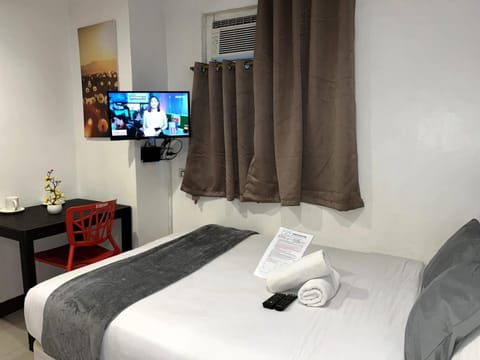 Bed, TV and multimedia, Evening entertainment, Bedroom, towels, air conditioner