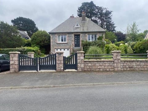 667 - Charmante maison en pierre à Erquy, à quelques minutes des plages et du centre Villa in Brittany
