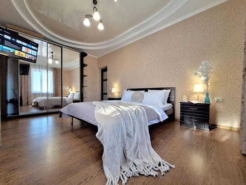 Bed, TV and multimedia, Photo of the whole room, Bedroom, towels