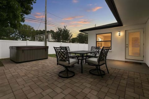 Hot Tub - Pet Friendly - Mins to Beach - Sleeps 11 - Family House in Tampa Bay