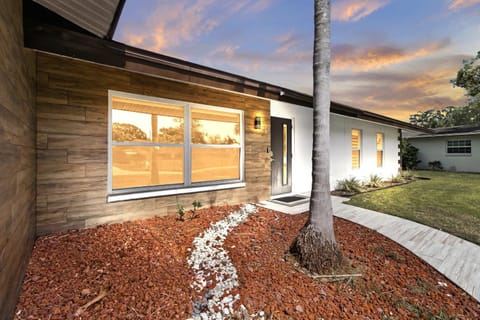 Hot Tub - Pet Friendly - Mins to Beach - Sleeps 11 - Family House in Tampa Bay