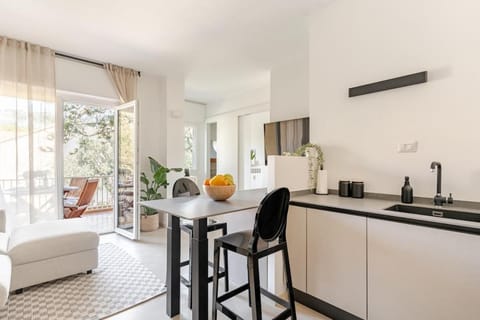 Kitchen or kitchenette, Living room, Seating area, Dining area, air conditioner