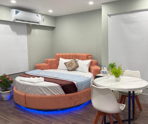 Bed, Photo of the whole room, Seating area
