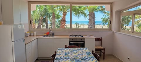 Natural landscape, Kitchen or kitchenette, Dining area, Sea view