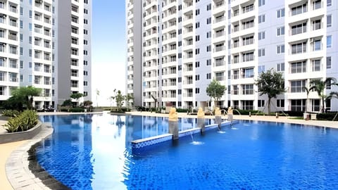 Property building, Day, Pool view, Swimming pool, sunbed
