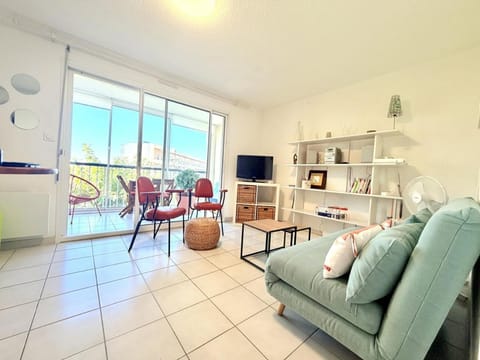 TV and multimedia, Living room, Seating area, internet