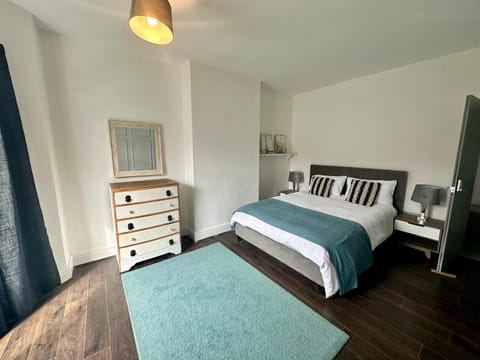 Central Crewe 4 Double bedroom home Villa in Crewe