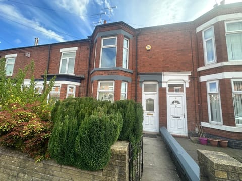 Central Crewe 4 Double bedroom home Villa in Crewe