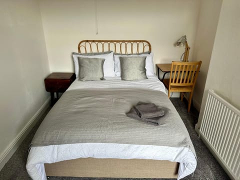 Central Crewe 4 Double bedroom home Villa in Crewe