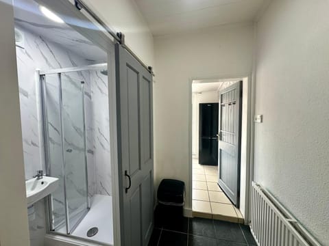 Central Crewe 4 Double bedroom home Villa in Crewe