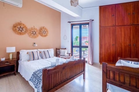 Bed, Photo of the whole room, Bedroom, towels, wardrobe, air conditioner
