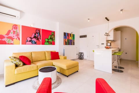 Kitchen or kitchenette, Living room, Seating area