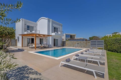 Property building, Day, Pool view, Swimming pool, sunbed