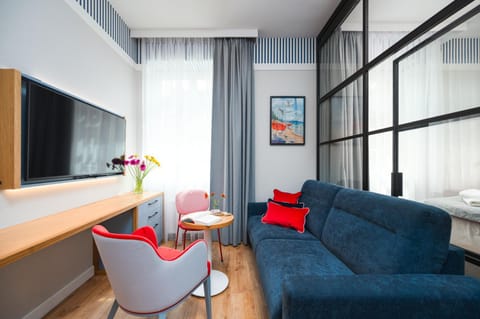 Bed, TV and multimedia, Living room, Photo of the whole room, Seating area