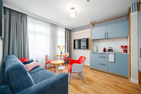 Kitchen or kitchenette, Living room, Seating area, stove