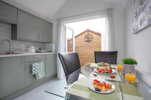 Kitchen or kitchenette, Dining area, Breakfast