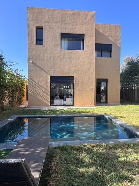 Property building, Day, Garden, Pool view, Swimming pool