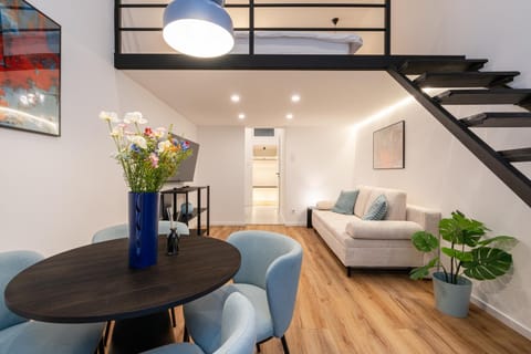 Bed, TV and multimedia, Living room, Seating area, Dining area, Bedroom, Family
