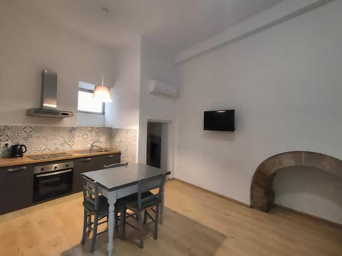 TV and multimedia, Kitchen or kitchenette, Dining area, stove