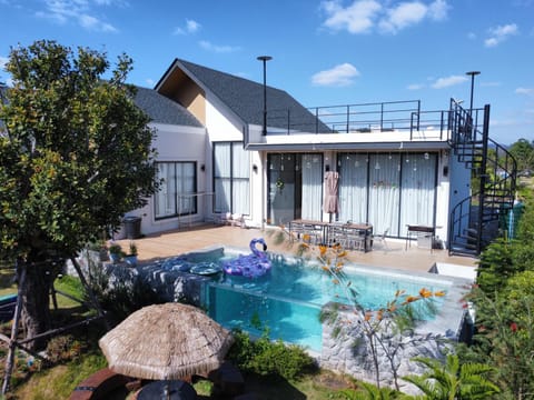 Property building, Patio, Natural landscape, Garden, Balcony/Terrace, Garden view, Pool view, Swimming pool