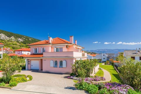 Property building, Nearby landmark, Day, Natural landscape, Mountain view