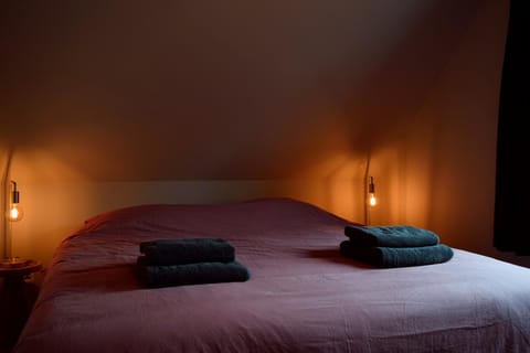 Bedroom, towels