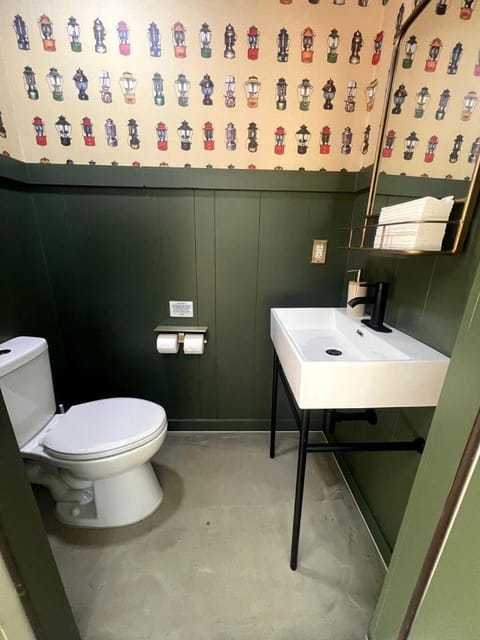 Spacious Equipped Bell Tent with Deck, Fire Pit and Picnic Space in Tennessee House in Nashville